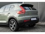 Volvo XC40 B4 Plus Dark | Verwarmbare Voorstoelen en Stuurwiel | Semi-Elektrische Trekhaak | Verwarmbare Voorruit | Premium Audio by Harman Kardon | Adaptieve Cruise Control | Park Assist
