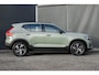 Volvo XC40 B4 Plus Dark | Verwarmbare Voorstoelen en Stuurwiel | Semi-Elektrische Trekhaak | Verwarmbare Voorruit | Premium Audio by Harman Kardon | Adaptieve Cruise Control | Park Assist