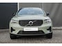 Volvo XC40 B4 Plus Dark | Verwarmbare Voorstoelen en Stuurwiel | Semi-Elektrische Trekhaak | Verwarmbare Voorruit | Premium Audio by Harman Kardon | Adaptieve Cruise Control | Park Assist