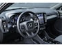 Volvo XC40 B4 Plus Dark | Verwarmbare Voorstoelen en Stuurwiel | Semi-Elektrische Trekhaak | Verwarmbare Voorruit | Premium Audio by Harman Kardon | Adaptieve Cruise Control | Park Assist