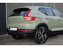 Volvo XC40 B4 Plus Dark | Verwarmbare Voorstoelen en Stuurwiel | Semi-Elektrische Trekhaak | Verwarmbare Voorruit | Premium Audio by Harman Kardon | Adaptieve Cruise Control | Park Assist