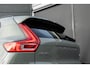 Volvo XC40 B4 Plus Dark | Verwarmbare Voorstoelen en Stuurwiel | Semi-Elektrische Trekhaak | Verwarmbare Voorruit | Premium Audio by Harman Kardon | Adaptieve Cruise Control | Park Assist