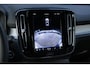 Volvo XC40 B4 Plus Dark | Verwarmbare Voorstoelen en Stuurwiel | Semi-Elektrische Trekhaak | Verwarmbare Voorruit | Premium Audio by Harman Kardon | Adaptieve Cruise Control | Park Assist