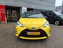 Toyota Yaris 1.5 Hybrid Bi-Tone PANODAK STOELVERW KEYLESS 4S-BANDEN NAVI CLIMA CRUISE BLUETOOTH LM-VELGEN PRIVACY GLASS