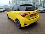 Toyota Yaris 1.5 Hybrid Bi-Tone PANODAK STOELVERW KEYLESS 4S-BANDEN NAVI CLIMA CRUISE BLUETOOTH LM-VELGEN PRIVACY GLASS
