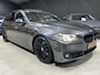 BMW 5-Serie Touring 520d 191pk Luxury Edition PANO I LEER I ORG.NL + NAP + NIEUWSTAAT + 20" LMV