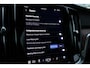 Volvo V60 B4 Plus Dark Automaat | Panoramadak | Verwarmbare voorstoelen | Verwarmbare achterbank | Verwarmbaar stuurwiel | Premium audio by Harman Kardon | Rondom zichtcamera | 19 inch Lichtmetalen velgen
