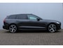 Volvo V60 B4 Plus Dark Automaat | Panoramadak | Verwarmbare voorstoelen | Verwarmbare achterbank | Verwarmbaar stuurwiel | Premium audio by Harman Kardon | Rondom zichtcamera | 19 inch Lichtmetalen velgen