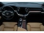 Volvo V60 B4 Plus Dark Automaat | Panoramadak | Verwarmbare voorstoelen | Verwarmbare achterbank | Verwarmbaar stuurwiel | Premium audio by Harman Kardon | Rondom zichtcamera | 19 inch Lichtmetalen velgen