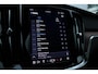 Volvo V60 B4 Plus Dark Automaat | Panoramadak | Verwarmbare voorstoelen | Verwarmbare achterbank | Verwarmbaar stuurwiel | Premium audio by Harman Kardon | Rondom zichtcamera | 19 inch Lichtmetalen velgen