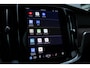 Volvo V60 B4 Plus Dark Automaat | Panoramadak | Verwarmbare voorstoelen | Verwarmbare achterbank | Verwarmbaar stuurwiel | Premium audio by Harman Kardon | Rondom zichtcamera | 19 inch Lichtmetalen velgen