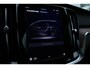 Volvo V60 B4 Plus Dark Automaat | Panoramadak | Verwarmbare voorstoelen | Verwarmbare achterbank | Verwarmbaar stuurwiel | Premium audio by Harman Kardon | Rondom zichtcamera | 19 inch Lichtmetalen velgen
