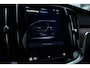 Volvo V60 B4 Plus Dark Automaat | Panoramadak | Verwarmbare voorstoelen | Verwarmbare achterbank | Verwarmbaar stuurwiel | Premium audio by Harman Kardon | Rondom zichtcamera | 19 inch Lichtmetalen velgen