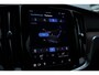Volvo V60 B4 Plus Dark Automaat | Panoramadak | Verwarmbare voorstoelen | Verwarmbare achterbank | Verwarmbaar stuurwiel | Premium audio by Harman Kardon | Rondom zichtcamera | 19 inch Lichtmetalen velgen