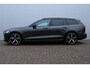 Volvo V60 B4 Plus Dark Automaat | Panoramadak | Verwarmbare voorstoelen | Verwarmbare achterbank | Verwarmbaar stuurwiel | Premium audio by Harman Kardon | Rondom zichtcamera | 19 inch Lichtmetalen velgen