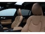 Volvo V60 B4 Plus Dark Automaat | Panoramadak | Verwarmbare voorstoelen | Verwarmbare achterbank | Verwarmbaar stuurwiel | Premium audio by Harman Kardon | Rondom zichtcamera | 19 inch Lichtmetalen velgen