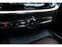 Volvo V60 B4 Plus Dark Automaat | Panoramadak | Verwarmbare voorstoelen | Verwarmbare achterbank | Verwarmbaar stuurwiel | Premium audio by Harman Kardon | Rondom zichtcamera | 19 inch Lichtmetalen velgen