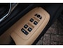 Volvo V60 B4 Plus Dark Automaat | Panoramadak | Verwarmbare voorstoelen | Verwarmbare achterbank | Verwarmbaar stuurwiel | Premium audio by Harman Kardon | Rondom zichtcamera | 19 inch Lichtmetalen velgen