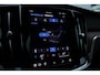 Volvo V60 B4 Plus Dark Automaat | Panoramadak | Verwarmbare voorstoelen | Verwarmbare achterbank | Verwarmbaar stuurwiel | Premium audio by Harman Kardon | Rondom zichtcamera | 19 inch Lichtmetalen velgen