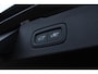 Volvo V60 B4 Plus Dark Automaat | Panoramadak | Verwarmbare voorstoelen | Verwarmbare achterbank | Verwarmbaar stuurwiel | Premium audio by Harman Kardon | Rondom zichtcamera | 19 inch Lichtmetalen velgen