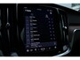 Volvo V60 B4 Plus Dark Automaat | Panoramadak | Verwarmbare voorstoelen | Verwarmbare achterbank | Verwarmbaar stuurwiel | Premium audio by Harman Kardon | Rondom zichtcamera | 19 inch Lichtmetalen velgen