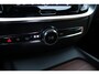 Volvo V60 B4 Plus Dark Automaat | Panoramadak | Verwarmbare voorstoelen | Verwarmbare achterbank | Verwarmbaar stuurwiel | Premium audio by Harman Kardon | Rondom zichtcamera | 19 inch Lichtmetalen velgen