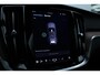 Volvo V60 B4 Plus Dark Automaat | Panoramadak | Verwarmbare voorstoelen | Verwarmbare achterbank | Verwarmbaar stuurwiel | Premium audio by Harman Kardon | Rondom zichtcamera | 19 inch Lichtmetalen velgen