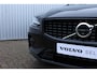 Volvo V60 B4 Plus Dark Automaat | Panoramadak | Verwarmbare voorstoelen | Verwarmbare achterbank | Verwarmbaar stuurwiel | Premium audio by Harman Kardon | Rondom zichtcamera | 19 inch Lichtmetalen velgen