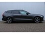 Volvo V60 B4 Plus Dark Automaat | Panoramadak | Verwarmbare voorstoelen | Verwarmbare achterbank | Verwarmbaar stuurwiel | Premium audio by Harman Kardon | Rondom zichtcamera | 19 inch Lichtmetalen velgen