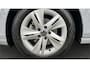 Volkswagen Golf 1.0 TSI Life | Navigatie Discover Pro | Camera | All Season banden |