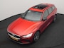 Volvo V60 T6 Twin Engine AWD R-Design Plug In Hybrid 340pk Dealer O.H. PHEV | Trekhaak Af Fabriek | Panodak | Head Up | Adaptive Cruise | 360 Camera | Lederen Sportstoelen Memory & Verwarmd | Apple Carplay | Stuur Verwarmd | Blis | Keyless | Navigatie | DAB |