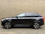 Volvo XC90 2.0 T8 Recharge 390pk AWD R-Design | 7-zits | Luchtvering | Wegklapbare trekhaak | Leder | Bowers&Wilkins | Head up | Stoelverwarming voor&achter | Adaptieve cruise | 360 Camera | BLIS | Apple CarPlay | Navigatie | Keyless | DAB | LED | Volledig dealeronderhouden