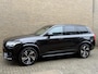Volvo XC90 2.0 T8 Recharge 390pk AWD R-Design | 7-zits | Luchtvering | Wegklapbare trekhaak | Leder | Bowers&Wilkins | Head up | Stoelverwarming voor&achter | Adaptieve cruise | 360 Camera | BLIS | Apple CarPlay | Navigatie | Keyless | DAB | LED | Volledig dealeronderhouden