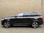 Volvo XC90 2.0 T8 Recharge 390pk AWD R-Design | 7-zits | Luchtvering | Wegklapbare trekhaak | Leder | Bowers&Wilkins | Head up | Stoelverwarming voor&achter | Adaptieve cruise | 360 Camera | BLIS | Apple CarPlay | Navigatie | Keyless | DAB | LED | Volledig dealeronderhouden