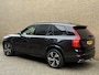Volvo XC90 2.0 T8 Recharge 390pk AWD R-Design | 7-zits | Luchtvering | Wegklapbare trekhaak | Leder | Bowers&Wilkins | Head up | Stoelverwarming voor&achter | Adaptieve cruise | 360 Camera | BLIS | Apple CarPlay | Navigatie | Keyless | DAB | LED | Volledig dealeronderhouden