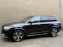 Volvo XC90 2.0 T8 Recharge 390pk AWD R-Design | 7-zits | Luchtvering | Wegklapbare trekhaak | Leder | Bowers&Wilkins | Head up | Stoelverwarming voor&achter | Adaptieve cruise | 360 Camera | BLIS | Apple CarPlay | Navigatie | Keyless | DAB | LED | Volledig dealeronderhouden