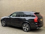 Volvo XC90 2.0 T8 Recharge 390pk AWD R-Design | 7-zits | Luchtvering | Wegklapbare trekhaak | Leder | Bowers&Wilkins | Head up | Stoelverwarming voor&achter | Adaptieve cruise | 360 Camera | BLIS | Apple CarPlay | Navigatie | Keyless | DAB | LED | Volledig dealeronderhouden