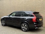 Volvo XC90 2.0 T8 Recharge 390pk AWD R-Design | 7-zits | Luchtvering | Wegklapbare trekhaak | Leder | Bowers&Wilkins | Head up | Stoelverwarming voor&achter | Adaptieve cruise | 360 Camera | BLIS | Apple CarPlay | Navigatie | Keyless | DAB | LED | Volledig dealeronderhouden