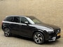 Volvo XC90 2.0 T8 Recharge 390pk AWD R-Design | 7-zits | Luchtvering | Wegklapbare trekhaak | Leder | Bowers&Wilkins | Head up | Stoelverwarming voor&achter | Adaptieve cruise | 360 Camera | BLIS | Apple CarPlay | Navigatie | Keyless | DAB | LED | Volledig dealeronderhouden