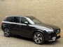 Volvo XC90 2.0 T8 Recharge 390pk AWD R-Design | 7-zits | Luchtvering | Wegklapbare trekhaak | Leder | Bowers&Wilkins | Head up | Stoelverwarming voor&achter | Adaptieve cruise | 360 Camera | BLIS | Apple CarPlay | Navigatie | Keyless | DAB | LED | Volledig dealeronderhouden