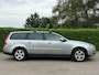 Volvo V70 2.0 Kinetic | Navi | Leder | Clima | 16" Velgen | Trekhaak | PDC | Cruise |