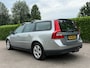 Volvo V70 2.0 Kinetic | Navi | Leder | Clima | 16" Velgen | Trekhaak | PDC | Cruise |