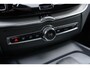 Volvo XC60 T6 Plug-in hybrid AWD Plus Dark | Google | Long Range | Schuif-/Kanteldak | Camera | Trekhaak | Adaptieve Cruise Control | Lederen Bekleding | Elek. Stoelen | Stoelverwarming Voor + Achter | Zitverlenging | Stuurverwarming | Memory | 19" LM