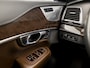 Volvo XC90 2.0 T8 Recharge AWD Plus Dark Automaat (PANORAMADAK, LUCHTVERING, BOWERS&WILKINS, MEMORY SEATS, MASSAGE, STOELVERWARMING/KOELING, CAMERA, HOUT INLEG, ZWART HEMEL, NIEUWSTAAT)