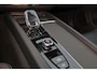 Volvo XC60 T6 Recharge AWD Ultra Black Edition - Panorama/schuifdak - IntelliSafe Assist & Surround - 360º Camera - Harman/Kardon audio - Adaptieve LED koplampen - Verwarmde voorstoelen, stuur & achterbank - Parkeersensoren voor & achter - Elektr. bedienb. voorstoelen met geheugen - Head up display - Draadloze tel. lader - Extra getint glas - 21' LMV