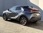 Toyota C-HR 1.8 Hybrid 140 Dynamic Automaat / Fabrieksgarantie tot 10 jaar mogelijk / Stuur-, stoel- en voorruitverwarming / Navigatie / Camera / Climate Control / Apple Carplay/Android auto / 18" LM wielen /