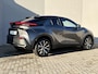Toyota C-HR 1.8 Hybrid 140 Dynamic Automaat / Fabrieksgarantie tot 10 jaar mogelijk / Stuur-, stoel- en voorruitverwarming / Navigatie / Camera / Climate Control / Apple Carplay/Android auto / 18" LM wielen /