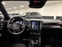 Volvo XC40 T2 Aut. R-Design | Schuifdak | Adaptieve Cruise Control | Stoel en Stuurwielverwarming | Parkeercamera | Pilot Assist | Keyless Drive | Parkeersensoren voor+achter | Leder / Alcantara R-Design bekleding met wit stiksel en bies | Zitting verlenging voorsto