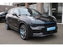 Lynk & Co 01 1.5 261PK! MY23+6.6Kwh LADEN! ZWARTE-HEMEL ROLHOES MY23 360-CAMERA PANO/SCHUIF INFINITY DAB NAVI CARPLAY CAMERA STOELVERWARMING ELEK.ACHTERKLEP 20"LMV