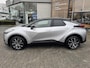 Toyota C-HR PLUG IN HYBRID 220 FIRST EDITION NL-AUTO 1E-EIG AFN-TREKHAAK STOEL/STUURVER ALL-SEASON LED EL-ACHTERKLEP 360-CAMERA BSM